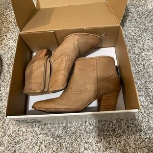 Frye USED 8 beige/tan ankle LEATHER booties Renee